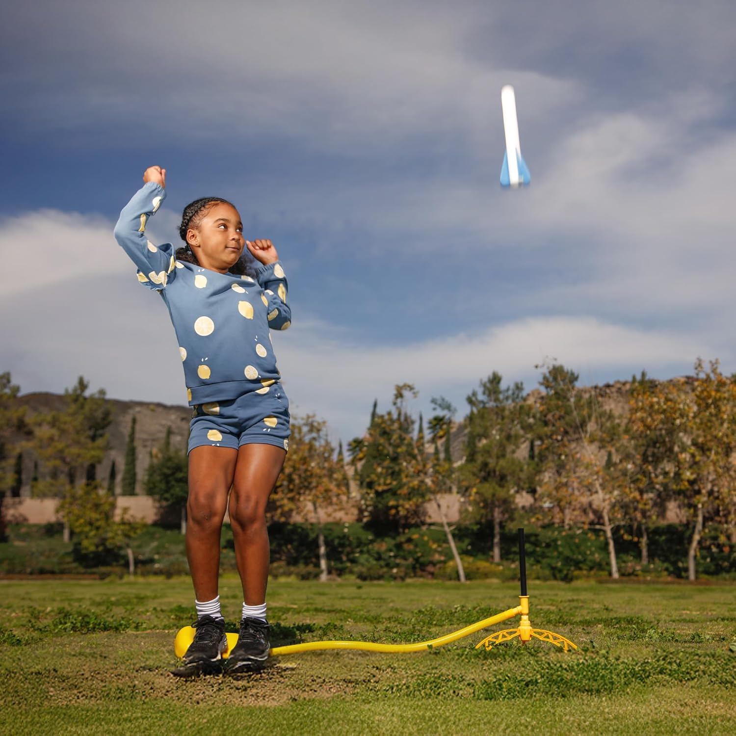 Stomp Rocket Jr Glow Rocket Launcher for Kids - 4 Glow-in-The-Dark Rockets - Outdoor Fun Toy Gift for Boys & Girls - STEM Soft Foam Blaster Set Soars Up to 100 Feet - Ages 3 & Up