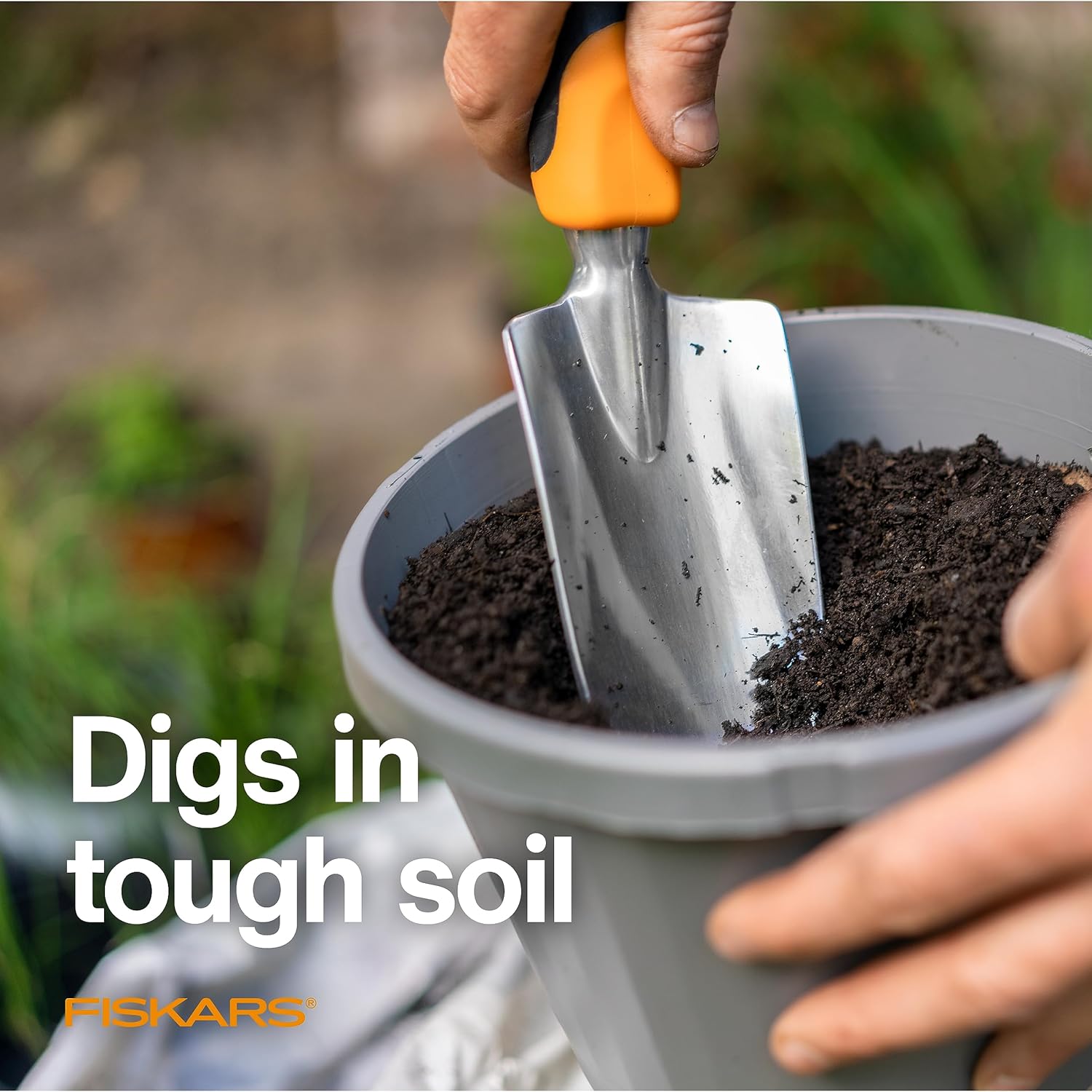 Fiskars Trowel, Heavy Duty Gardening Hand Tool with Hang Hole, For Digging and Planting, Rust Resistant Cast Aluminum, Ergonomic Handle and Comfort Grip, Gardening Tools for Yard